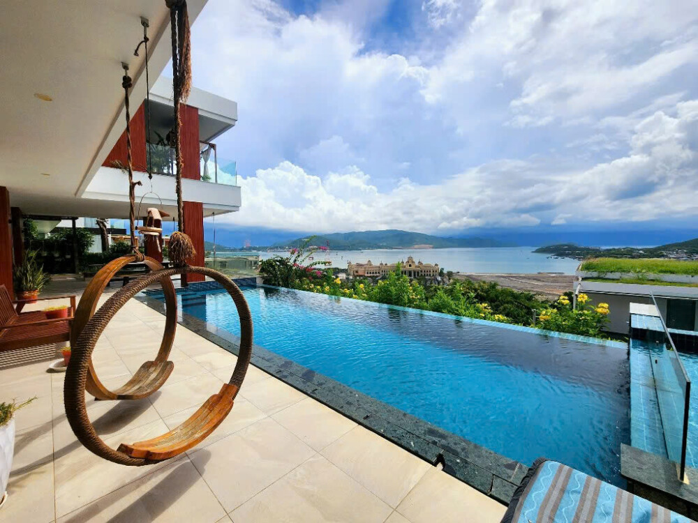 Hồ bơi view biển tại villa Odwin NT04