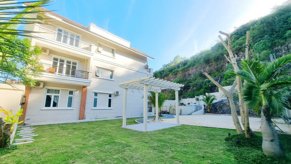 Sân vườn rộng rãi thoải mái tổ chức tiệc bên trong villa NT12