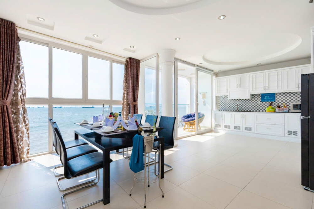 Khu vực bếp đầy đủ tiện nghi và có view biển