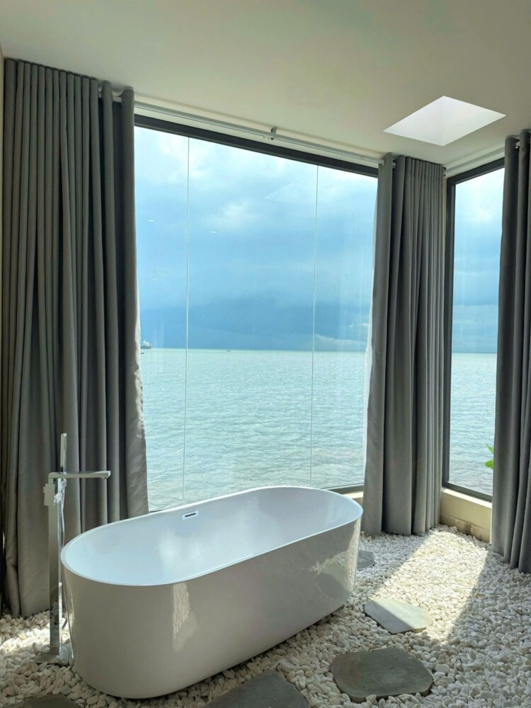 Biệt thự sát biển Vũng Tàu OdwinP169 - Bồn tắm view biển