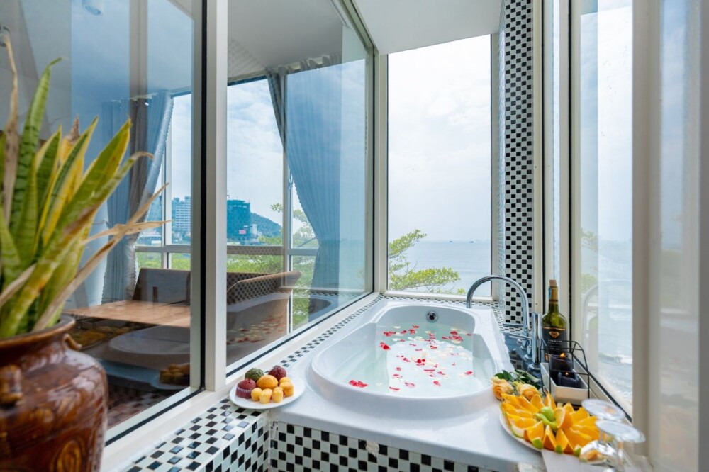 Bồn tắm view biển tại Villa Odwin P171