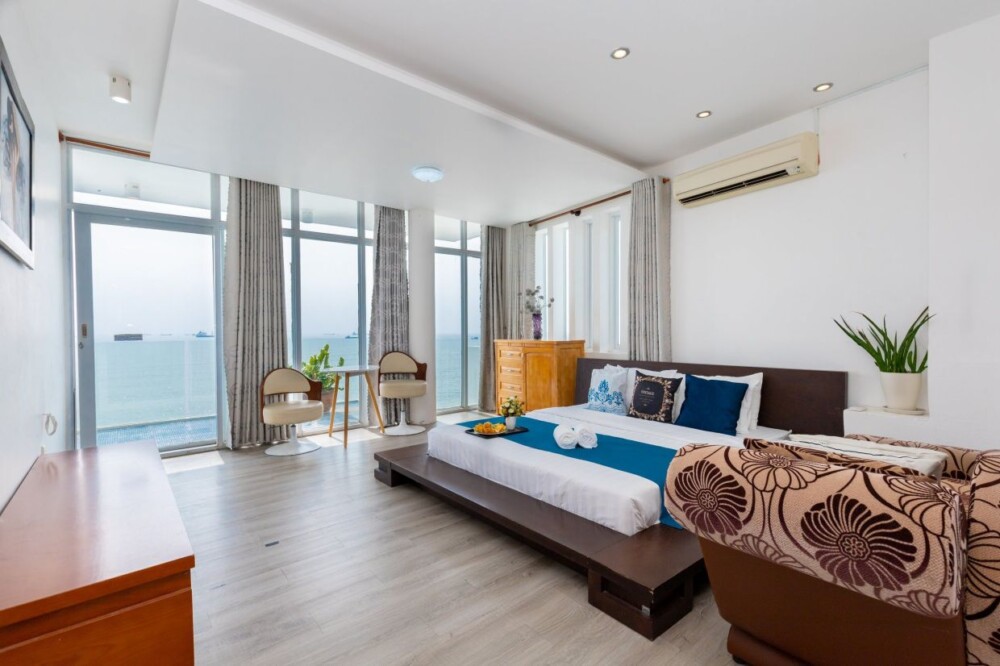 Phòng ngủ view biển tại Villa Odwin P171