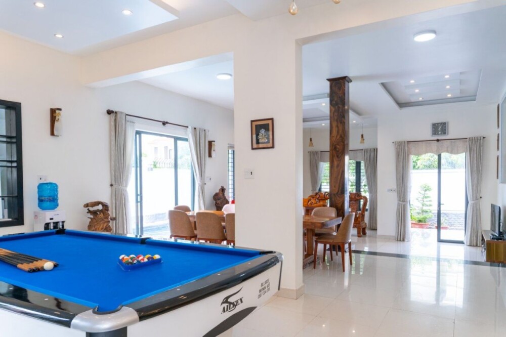 Villa Gần Biển Bãi Sau OdwinF101 - Khu vực phòng khách và bàn bida