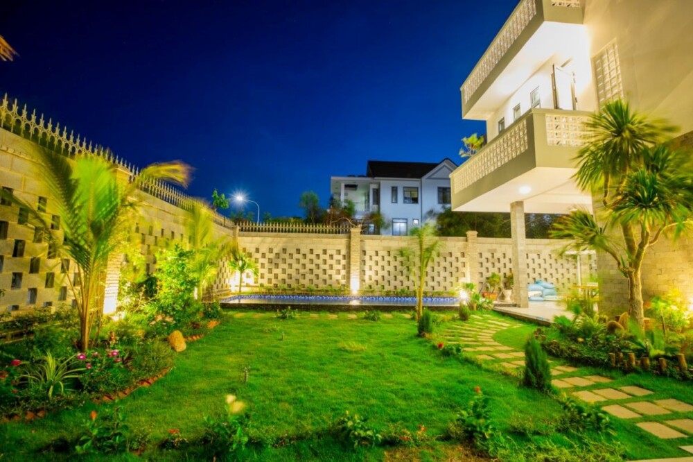 Villa Long Cung OdwinP27 - Khu vực sân và hồ bơi