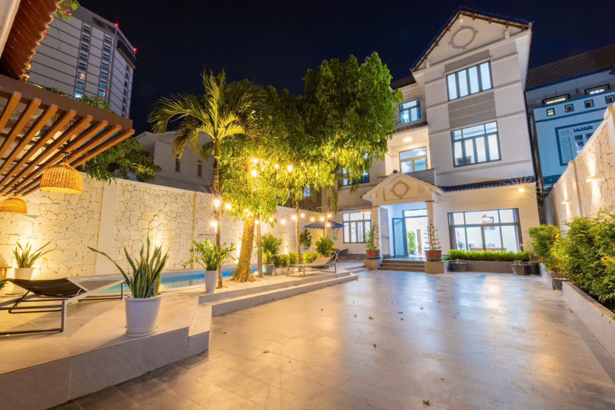Villa Bãi sau Vũng Tàu OdwinNB09 có sân trước rộng thoải mái đậu xe