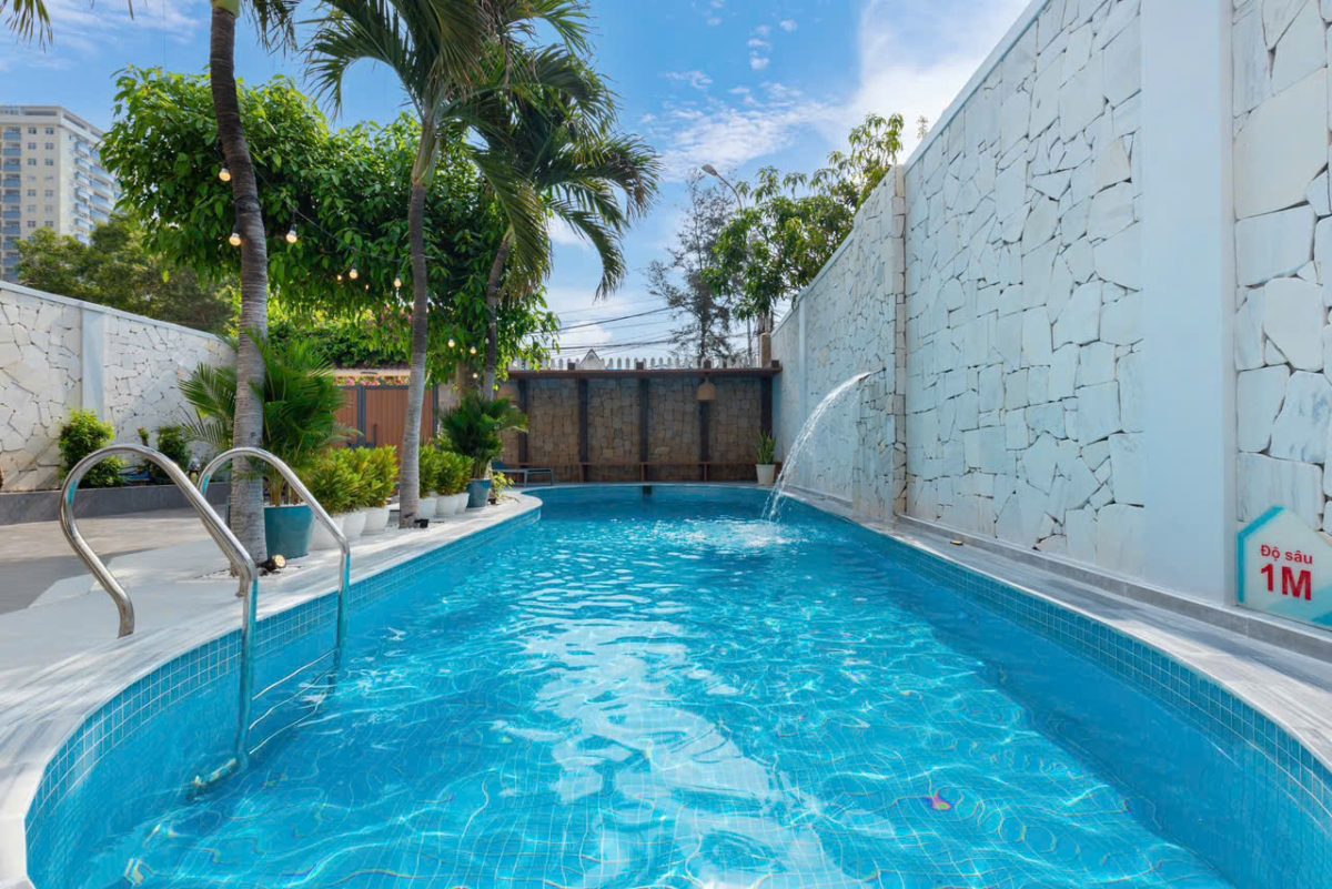 Hồ bơi bên trong villa rộng đến 40m2