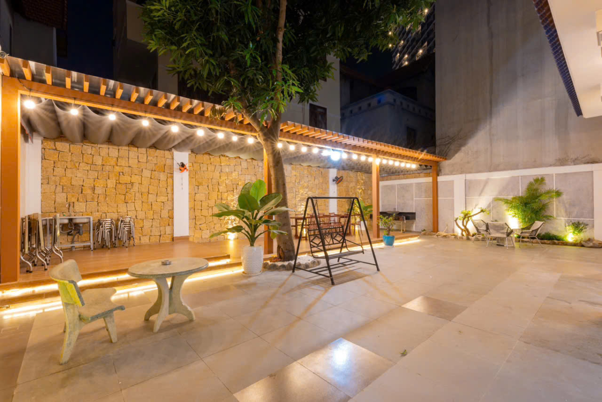 Có sân sau rộng phù hợp tổ chức tiệc ăn uống BBQ ngoài trời cho đoàn nhiều khách