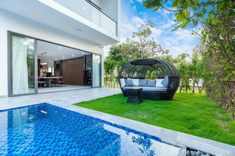 Villa Long Cung Sát Biển OdwinR35 - Khu vực hồ bơi và sân vườn