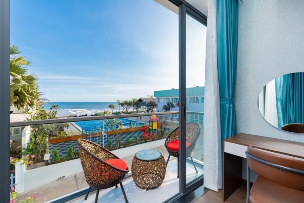 Villa Long Cung Sát Biển - Phòng ngủ view biển