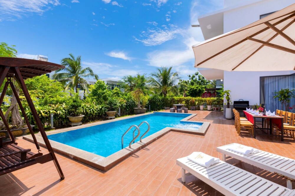 Villa Long Cung Sát Biển OdwinR9 - Khu vực hồ bơi