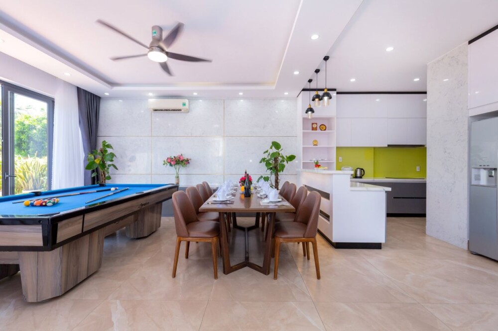 Villa Long Cung Sát Biển OdwinR9 - Khu vực ăn uống