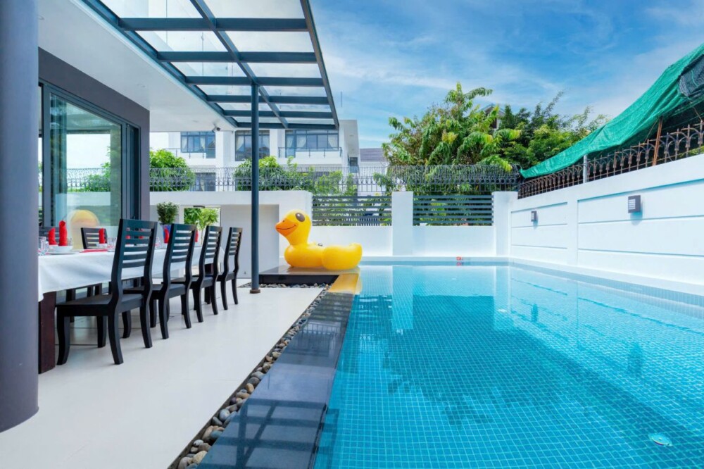 Villa Long Cung OdwinHS27 - Khu vực ăn uống và hồ bơi