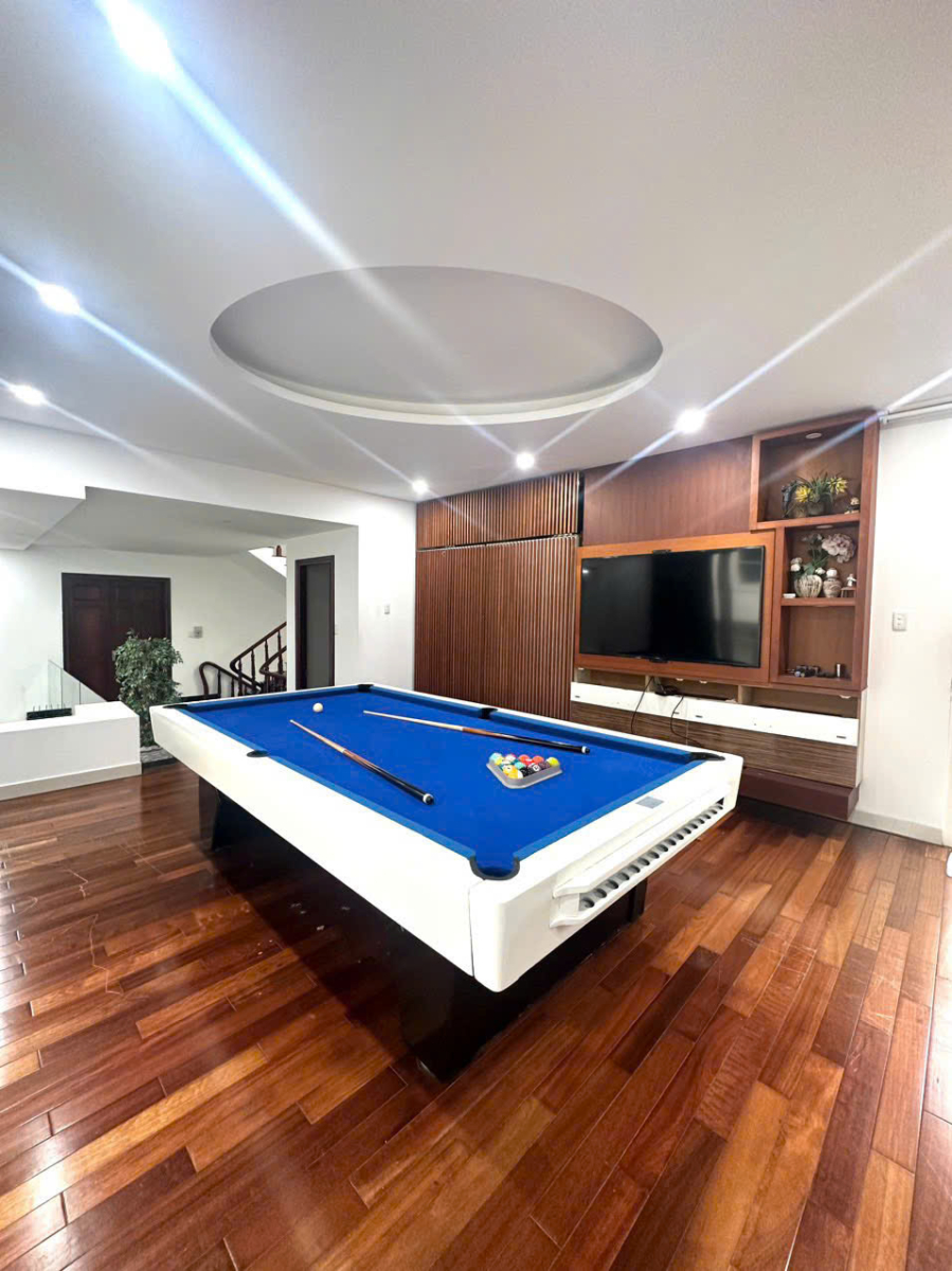 Nên trong villa OdwinNB02 có bàn bida để du khách giải trí