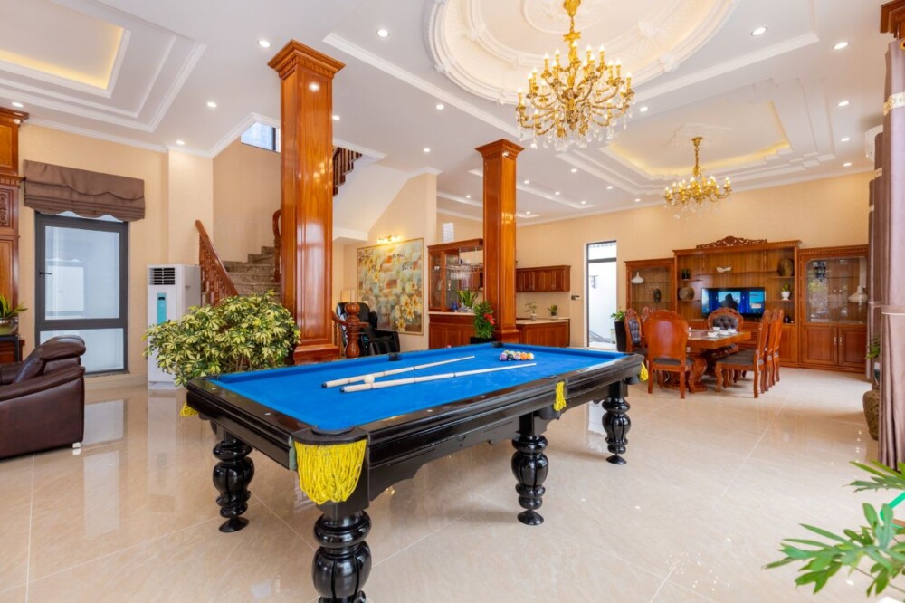 Villa Gần Biển Bãi Sau OdwinTSB07 - Khu vực phòng khách và bàn bida
