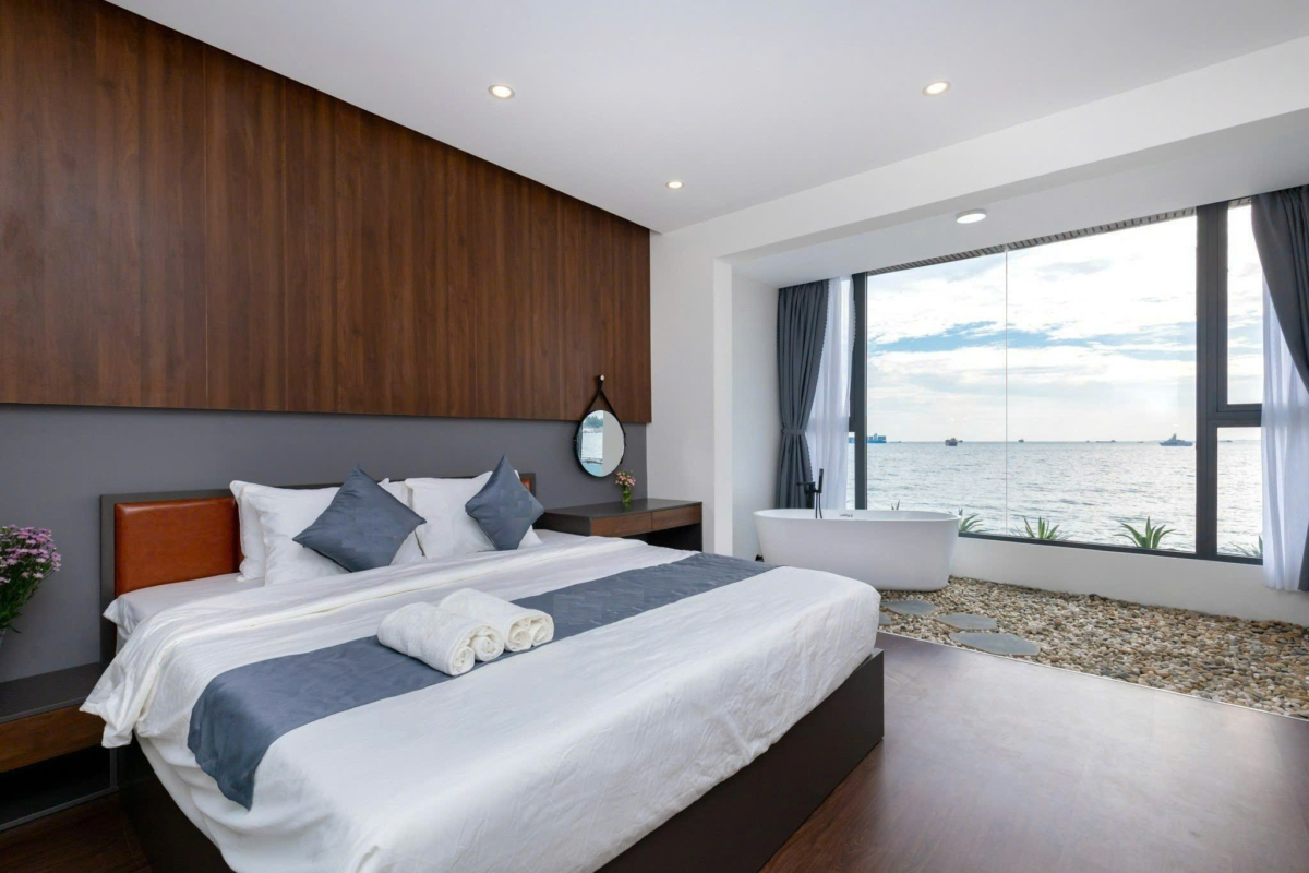 Phòng ngủ có view biển, bồn tắm cực chill