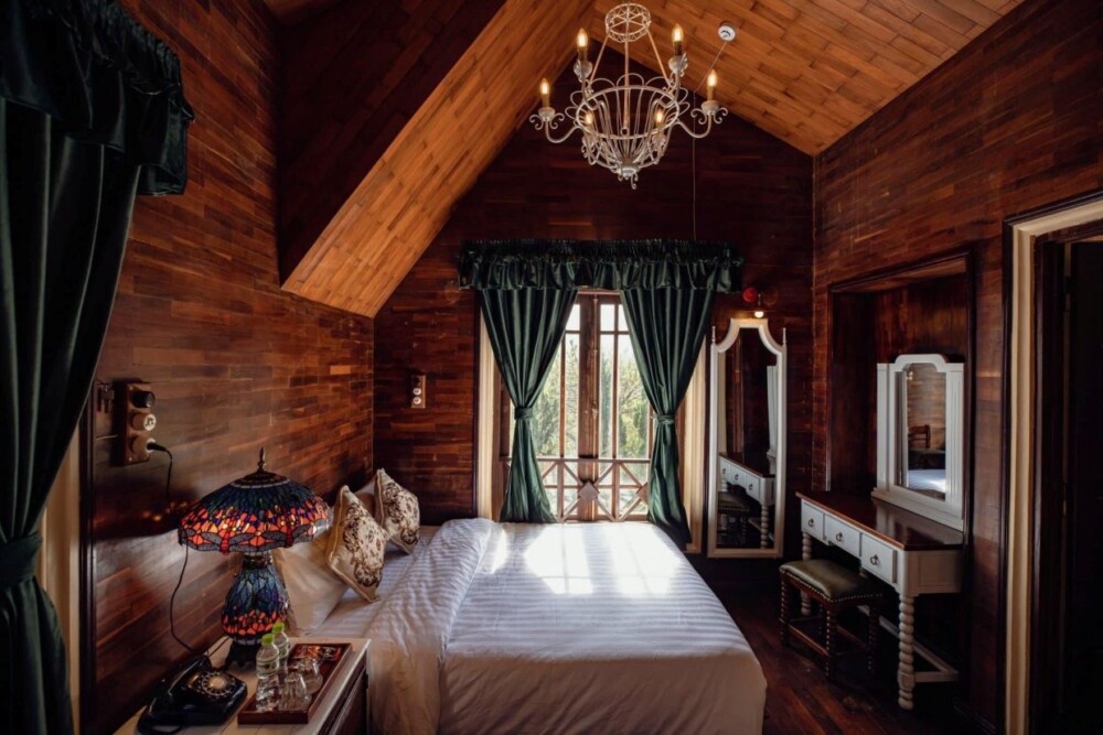 Villa Đà Lạt Odwin14- Phòng ngủ view rừng thông