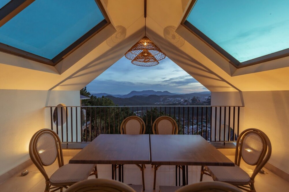 Villa Đà Lạt Odwin33 - Khu vực ăn uống trên sân thượng