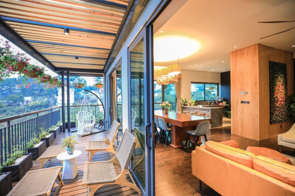 Villa Đà Lạt Odwin6 - Khu vực phòng khách và ban công