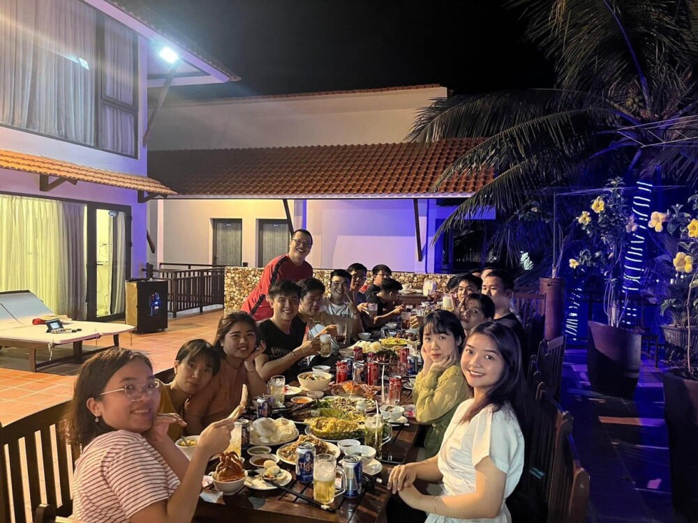 Khu ăn uống BBQ có đầy đủ bàn ghế