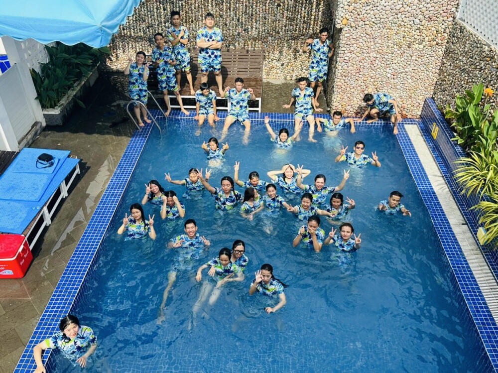 Hồ bơi rộng có thể nhiều người bơi cùng lúc trong villa Odwin VA