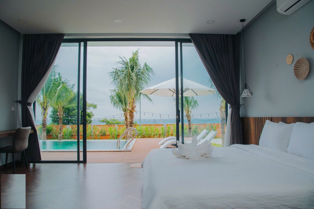 Phòng ngủ nhìn ra hồ bơi, sân vườn rất thoáng