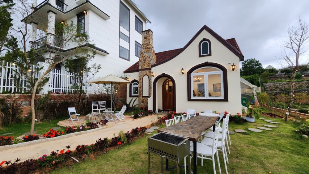 Villa gần chợ Đà Lạt Odwin44 có sân vườn tổ chức BBQ ngoài trời