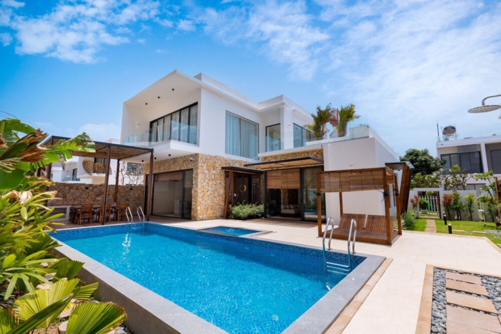 Villa Long Cung Sát Biển OdwinS7 - Khu vực hồ bơi