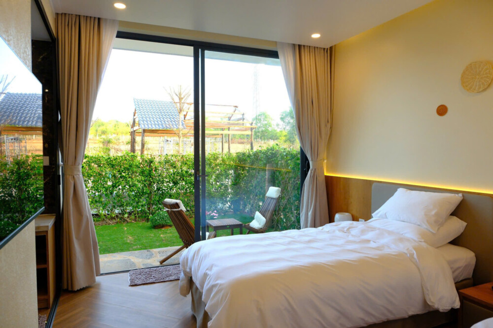 Phòng ngủ tiện nghi, có view sân vườn