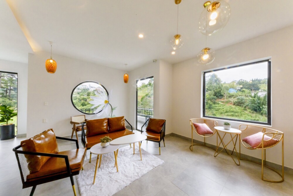Phòng khách rộng rãi có view thoáng mát trong villa Odwin47