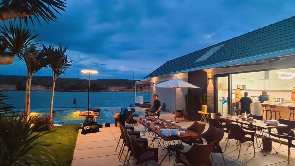 Không gian BBQ ngoài trời, có đầy đủ dụng cụ và bàn ghế