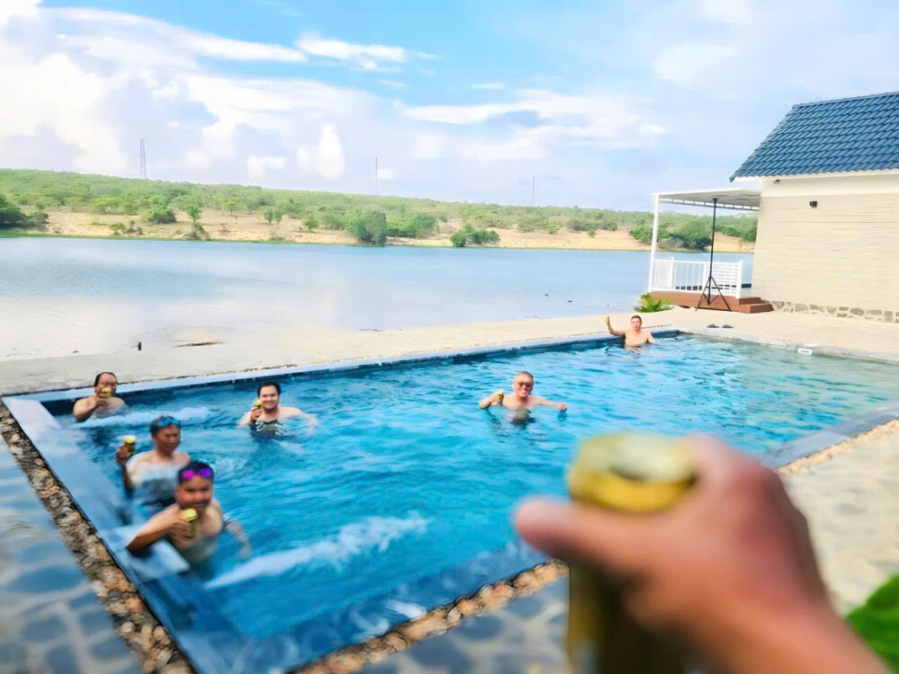 Hồ bơi riêng view sông cực chilla tại villa Odwin Moon