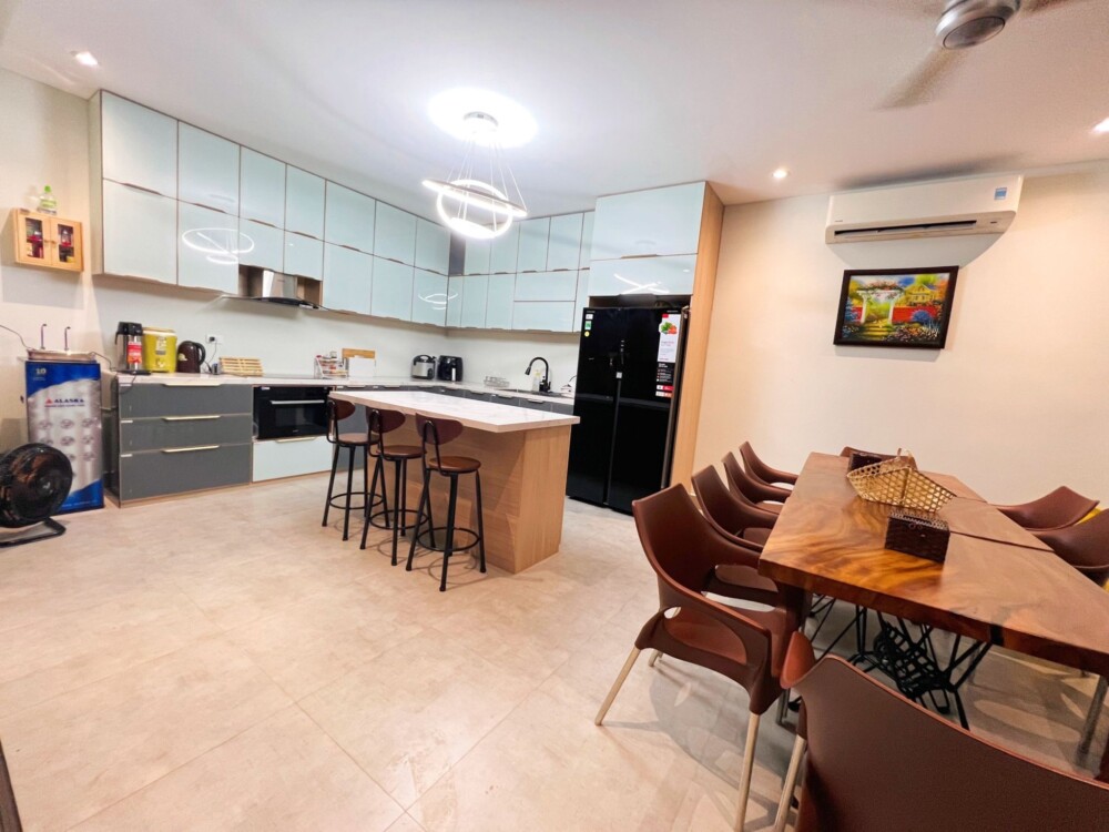 Khu vực bếp đầy đủ dụng cụ
