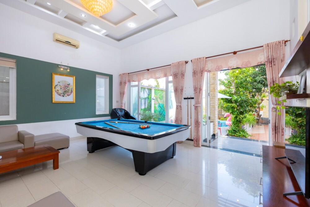 Bàn bida giải trí bên trong villa OdwinNL88