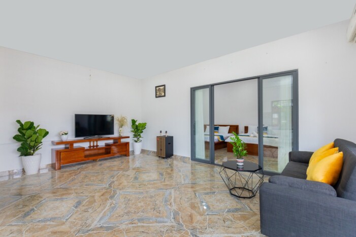 không gian phòng khách rộng rãi, có ghế sofa và tivi