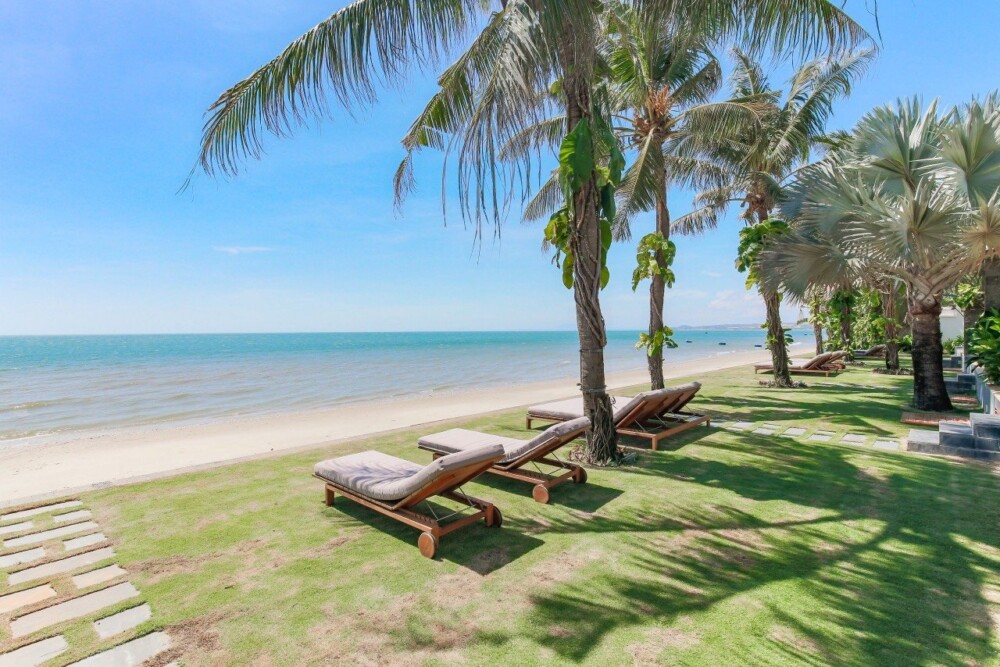 Bãi biển riêng ngay trước villa Odwin SB 3PN