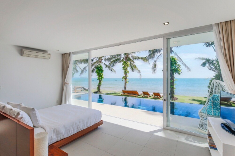 Phòng ngủ có view biển và hồ bơi