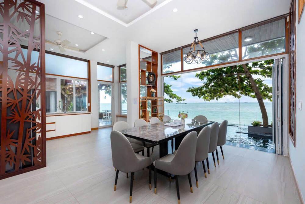 Khu vực bếp có đầy đủ dụng cụ và bàn ghế ăn bên trong villa OdwinP117