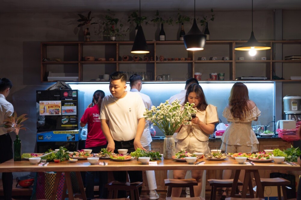 Khu vực sinh hoạt chung tại OdwinAN01 gồm bếp và bàn ghế ăn uống