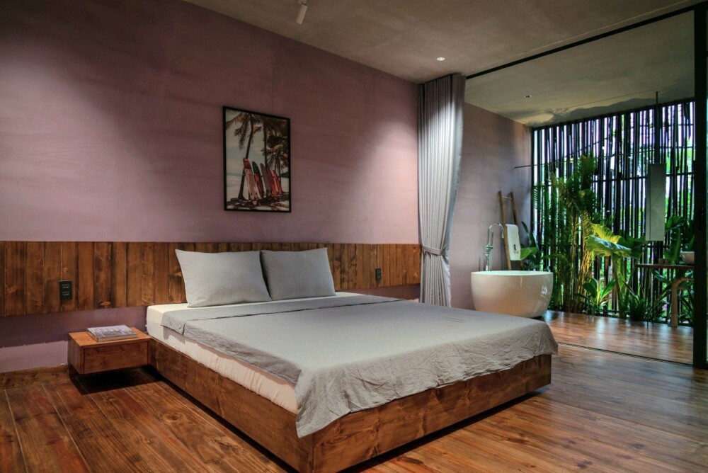 Phòng ngủ gần gũi với thiên nhiên, có bồn tắm tại villa OdwinAN01