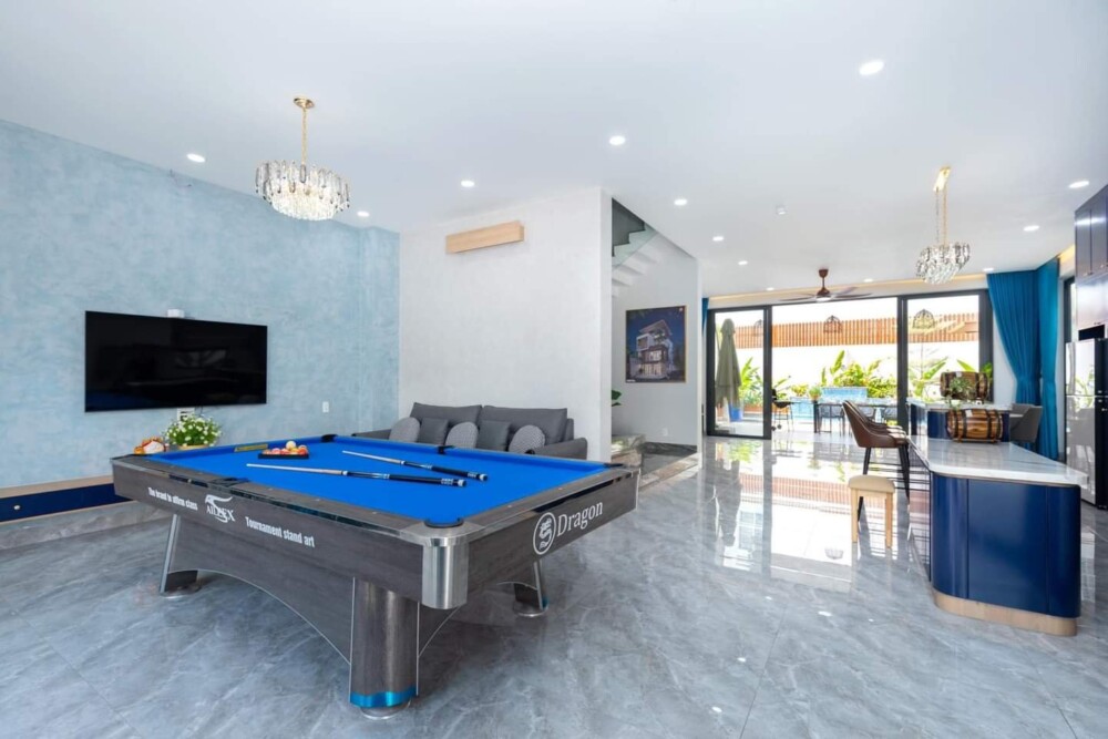 Phòng khách sang trọng, có bàn bida và bếp đầy đủ dụng cụ tại villa Odwinvts34