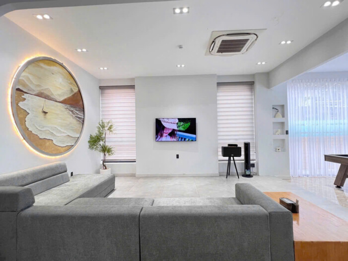 Ghế sofa và tivi để du khách thư giãn