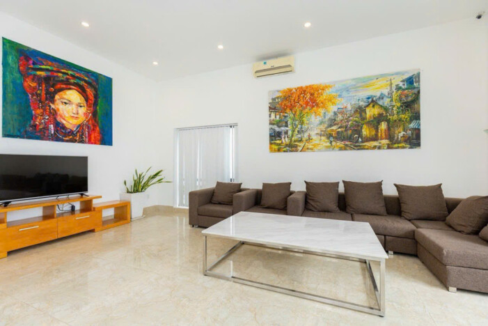 Phòng khách sang trọng, có sofa và tivi