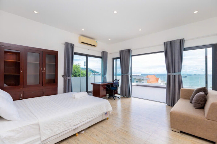 Phòng ngủ có view biển, chỉ cần mở cửa ra là đón được gió biển