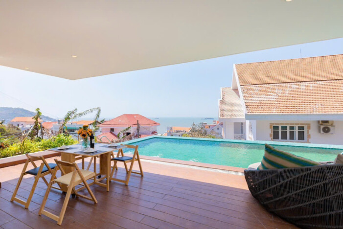 Khu vực bếp và bàn ăn kế hồ bơi có view biển là nơi tuyệt vời để tổ chức tiệc