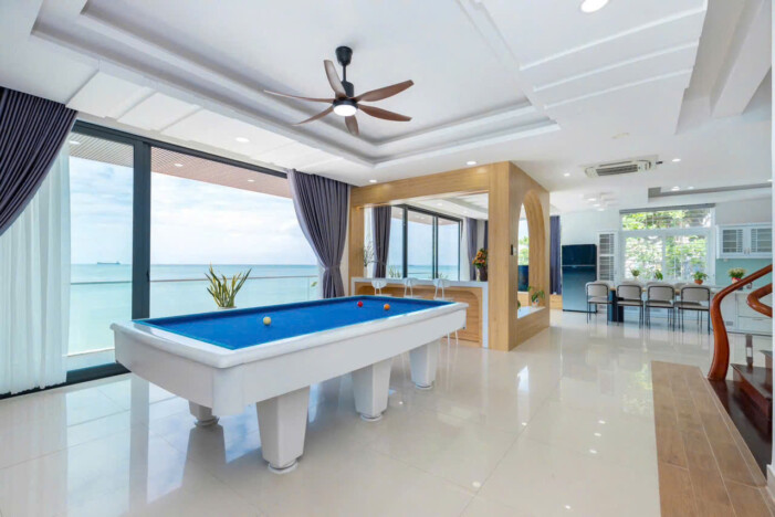 Phòng khách có bàn bida, bàn ăn uống cùng tận hưởng view biển 