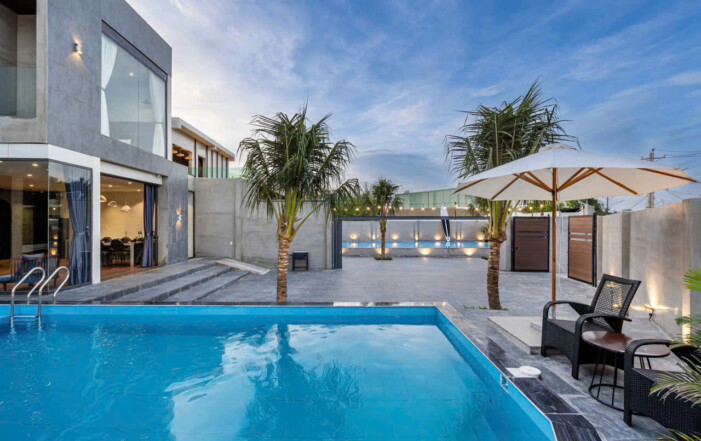 Hồ bơi 80m2, có sân rộng thoải mái tổ chức tiệc