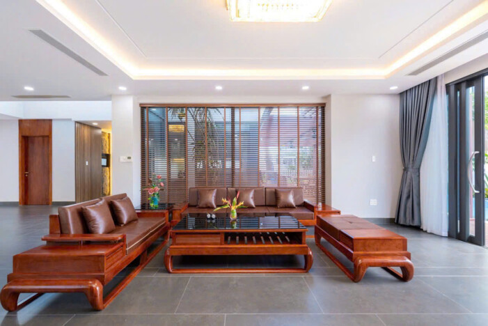 Có đầy đủ bàn ghế sofa để du khách nghỉ ngơi và sinh hoạt chung