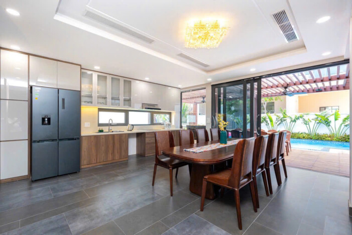 Khu vực bếp đầy đủ dụng cụ và bàn ghế ăn uống cho du khách tự do sử dụng