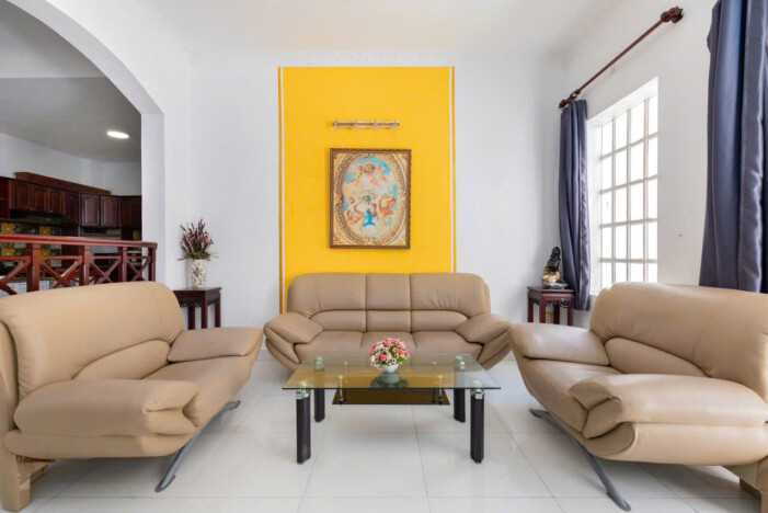 phòng khách có ghế sofa