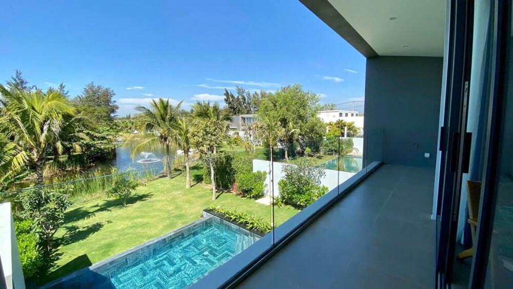 Từ ban công villa OdwinHT07 có view vườn rất thoáng mát